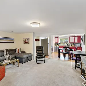 Cozy & Spacious Steps From Regis Apartment